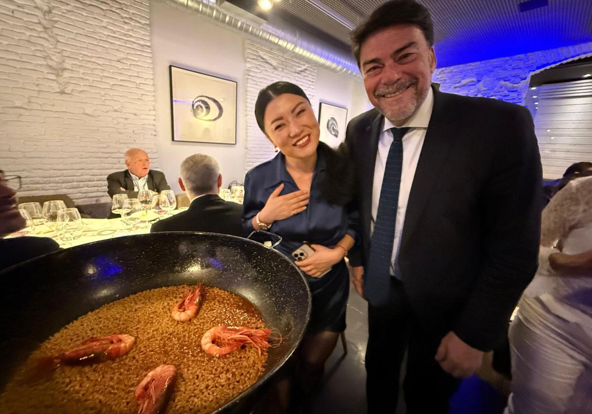 El alcalde de Alicante, Luis Barcala, con la cocinera y presentadora Jiapping Jan, con un arroz meloso con gamba roja.