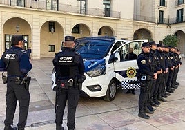 Agentes de Policía Local, delante de una de las nuevas furgonetas adquiridas en una compra anterior.