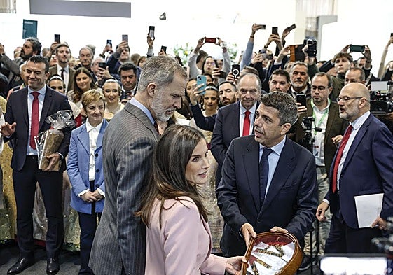 Mazón entrega los abanicos a los Reyes.