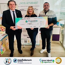 La presidenta de Port d'Alacant, Aurora Martínez, entrega a Aspanion la recaudación del concierto.