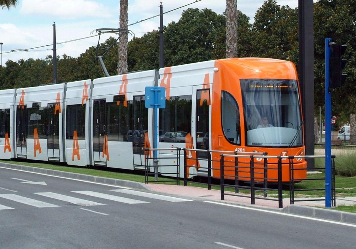 Tranvía de Alicante, a su paso por el Bulevar del Pla.