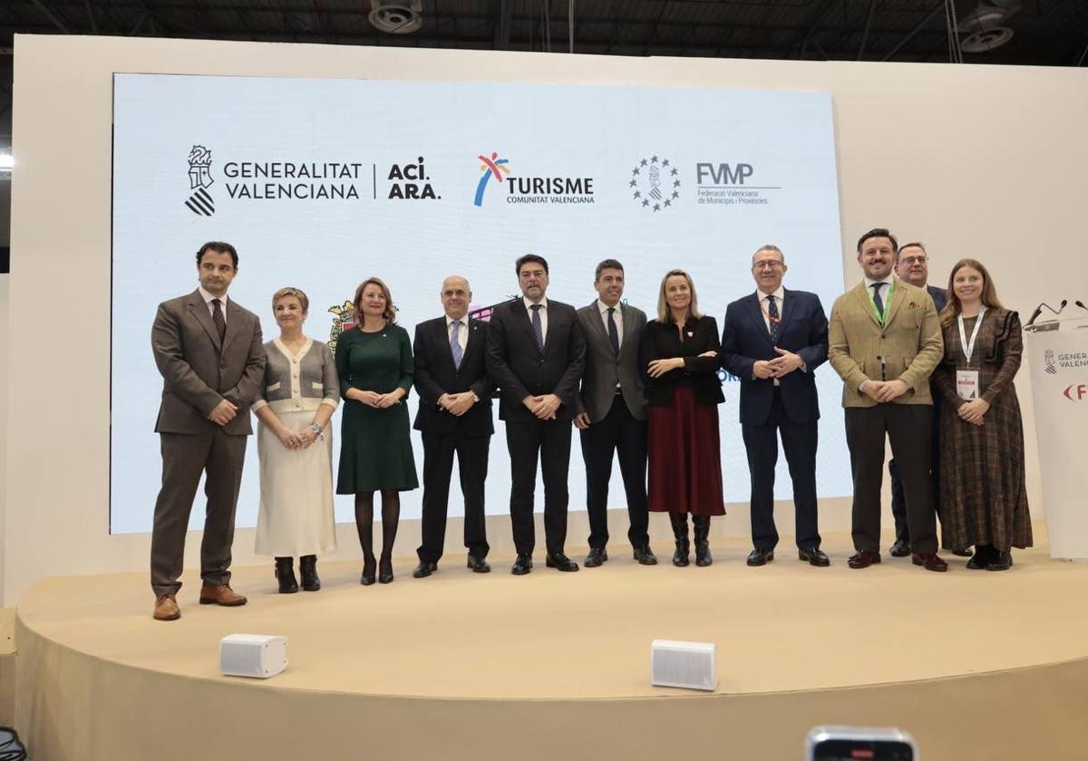 Foto de familia de los alcaldes con el president y la consellera tras la firma del manifiesto.