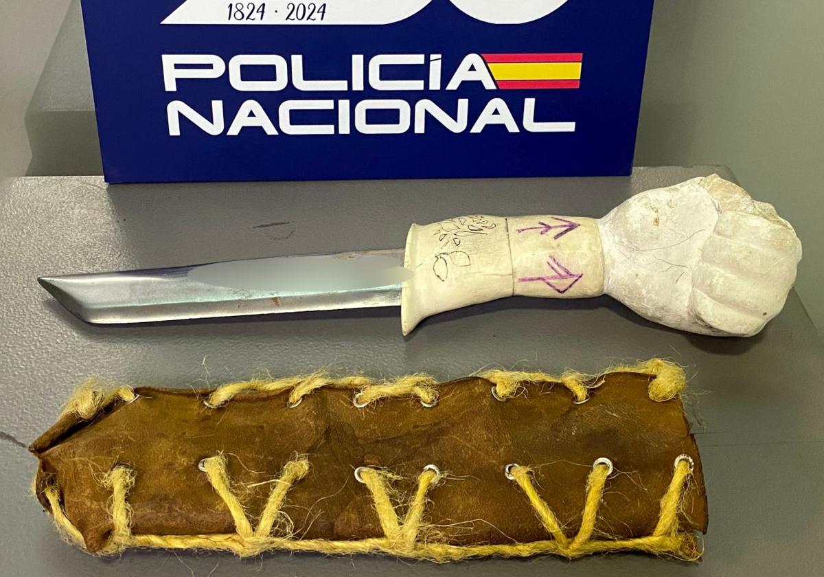 El machete con el que el detenido amenazó a la empleada.