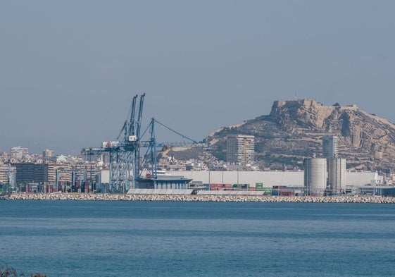 Puerto mercantil de Alicante.