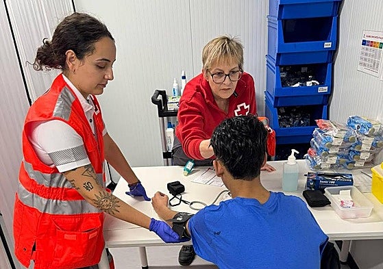 El menor atendido por Cruz Roja.