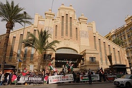Las imágenes de la manifestación frente al Mercado Central en solidarid con Palestina