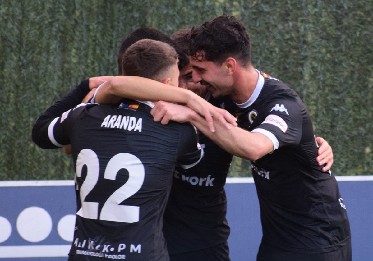 Los jugadores del Hércules abrazan a Dani Romera después del primer gol.