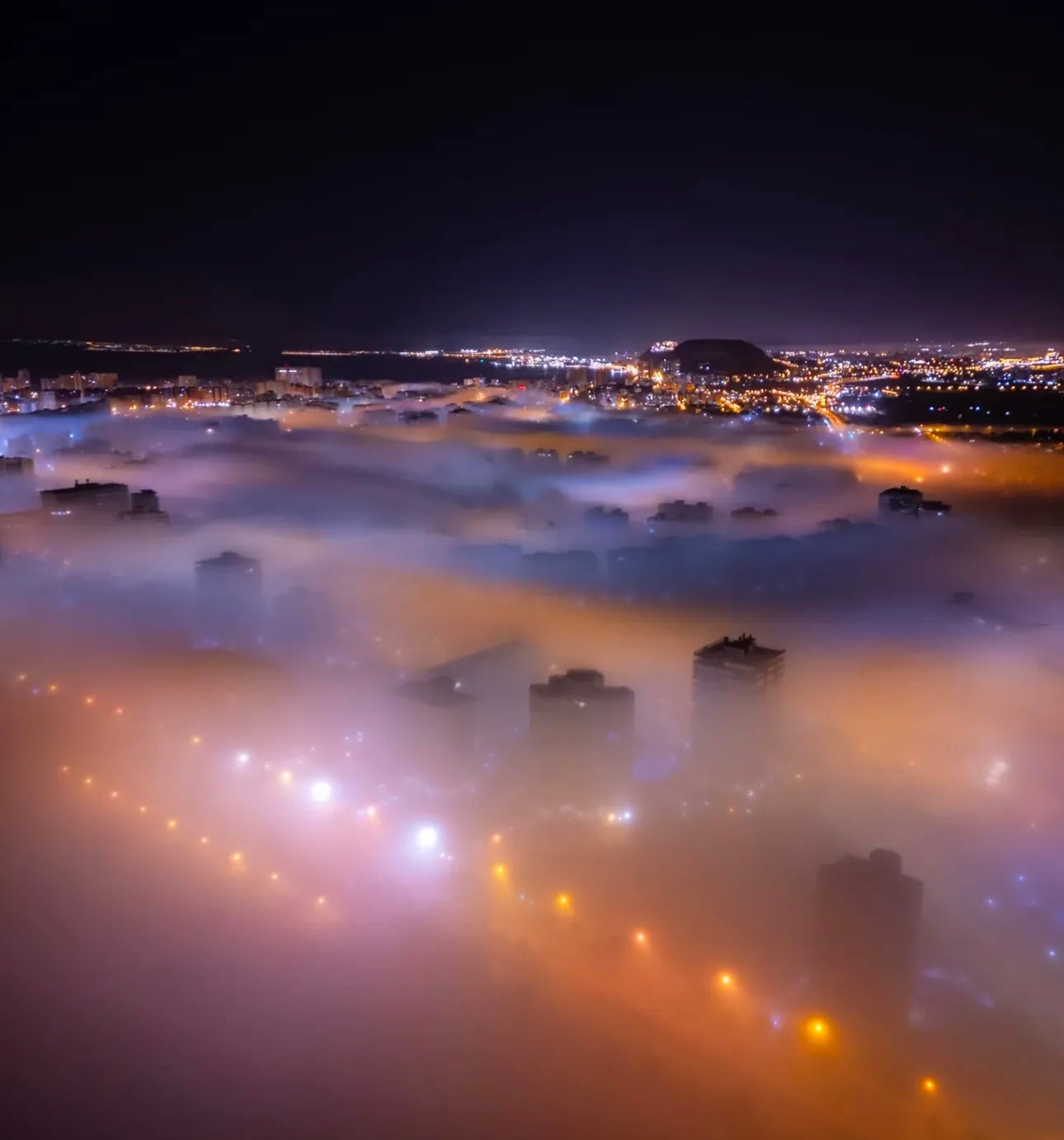 Imagen principal - Las espectaculares imágenes de la playa de San Juan engullida por la niebla