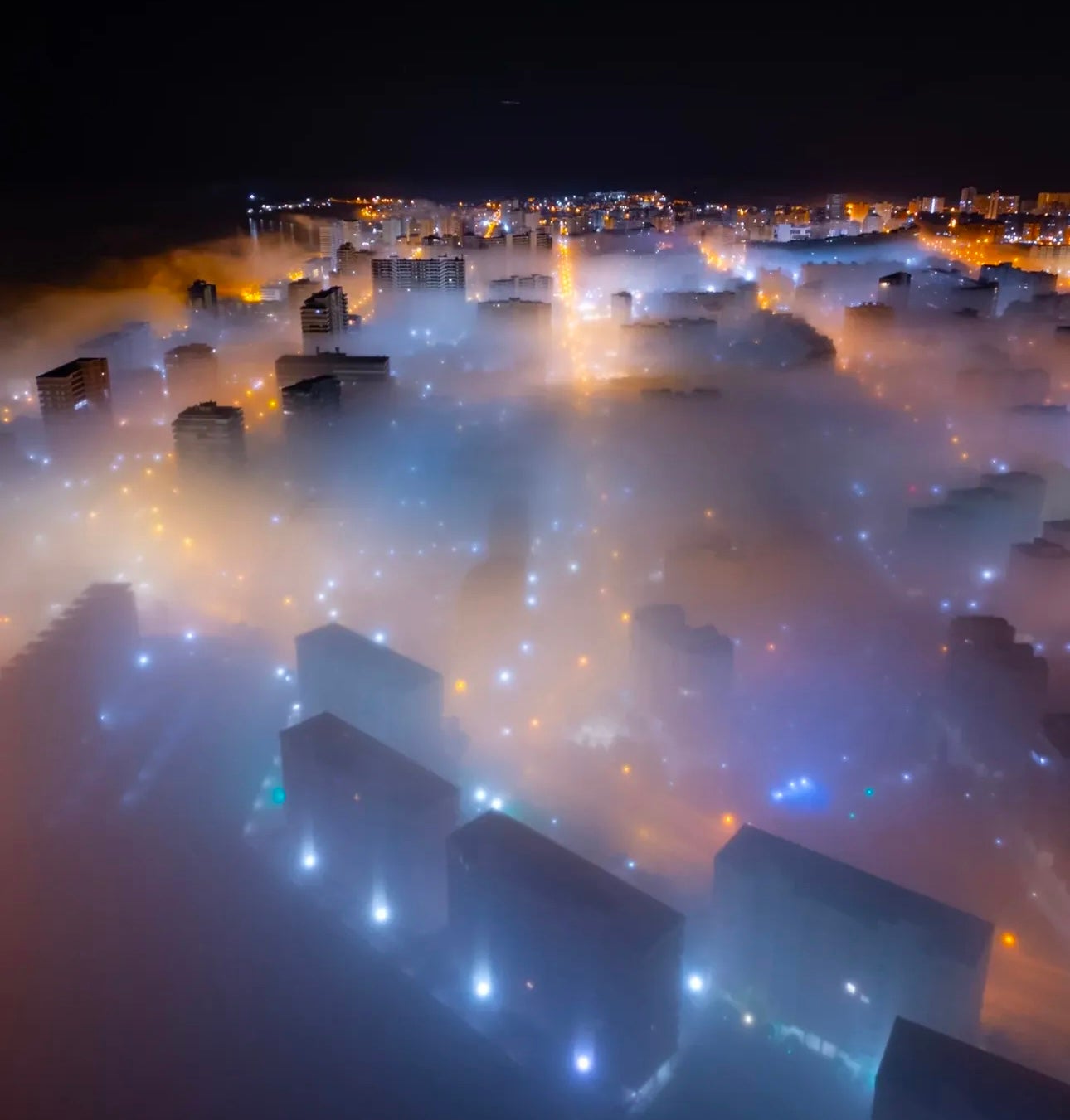 Imagen secundaria 2 - Las espectaculares imágenes de la playa de San Juan engullida por la niebla