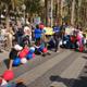 Imagen principal - The 'hippies' of the Explanada protest and block Alicante's streets to demand alternatives to the permanent closure