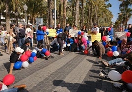 Sentada de los 'hippies' para explotar los globos durante la manifestación.