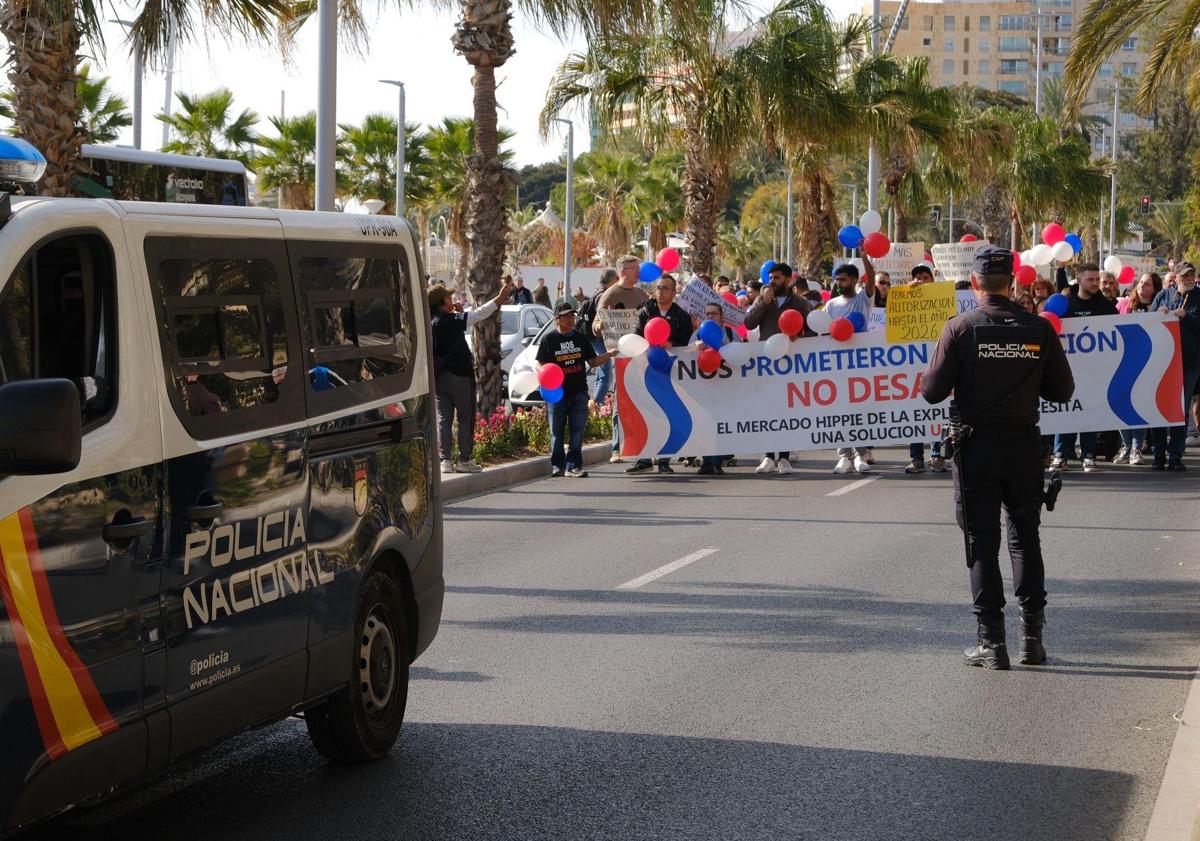 Imagen principal - Manifestación y carteles.