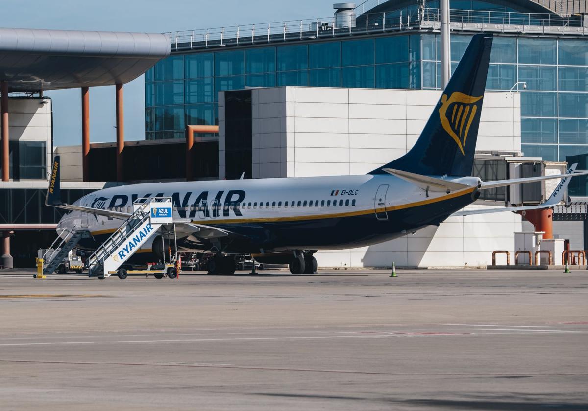 Un avión de Ryanair en el Aeropuerto de Alicante-Elche.