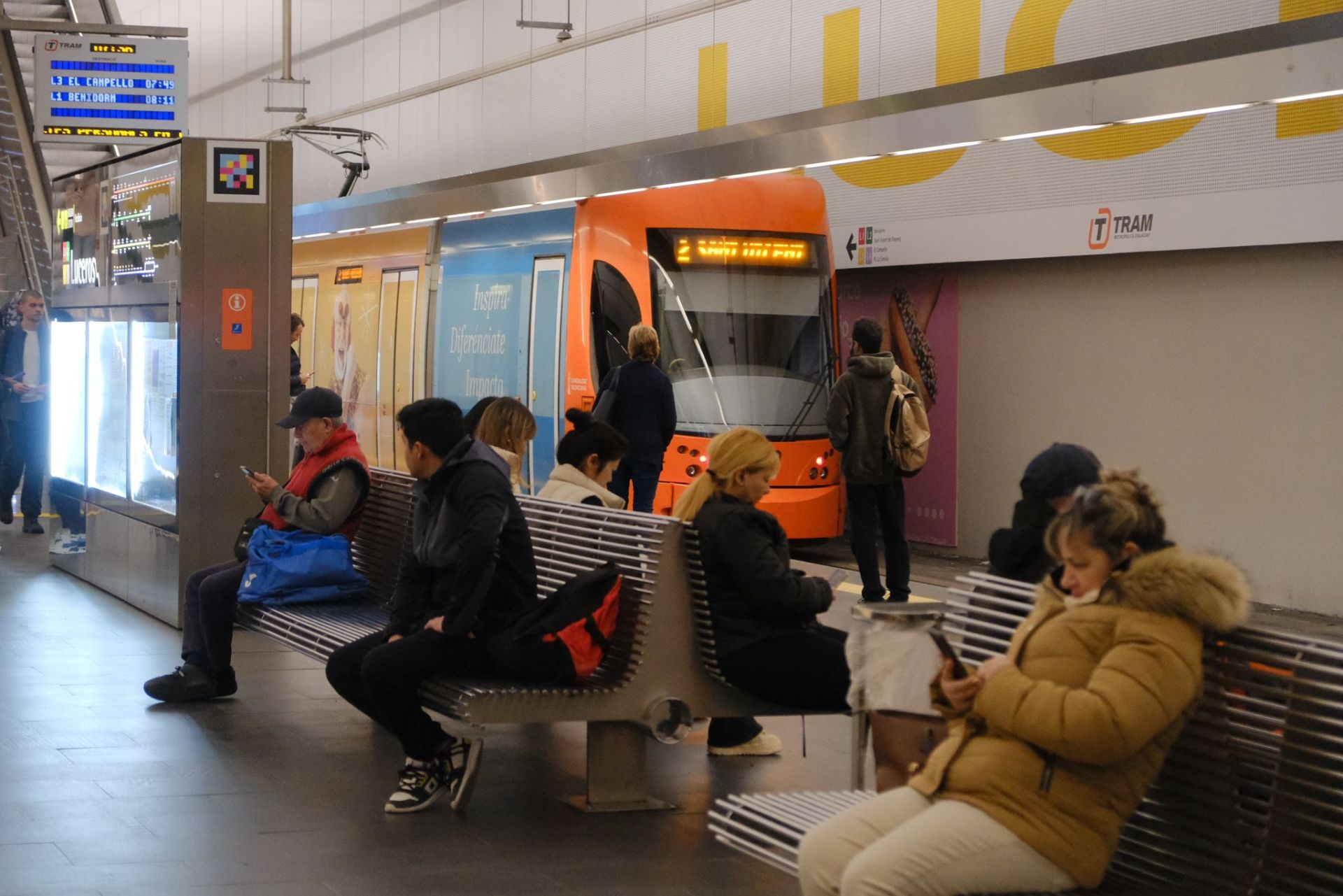 La huelga del TRAM deja durante su primer día retrasos, largas esperas y colas en las estaciones de Alicante