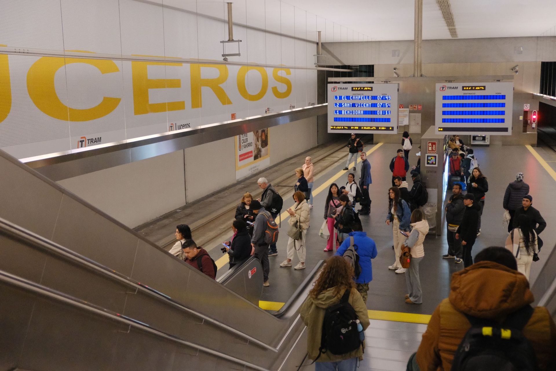 La huelga del TRAM deja durante su primer día retrasos, largas esperas y colas en las estaciones de Alicante