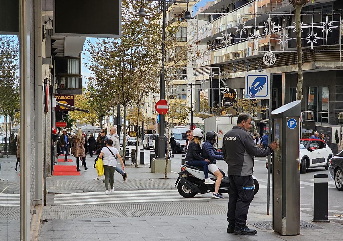 A citizen pays at the parking meter in this Alicante municipality.