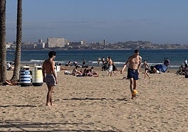 La playa del Postiguet la mañana de este lunes, 27 de enero.