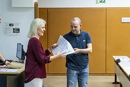 Profesores en un centro educativo de Alicante.