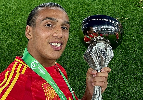 Selfie de Yanis Senhadji tras proclamarse campeón de Europa sub'19 con España.