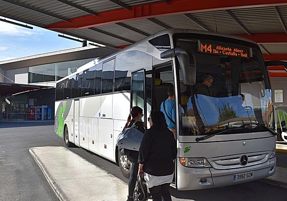 Un autobús en la estación de autobuses de Alicante.