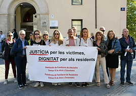Los familiares de las víctimas ante el juzgado de Alcoi el día en que comenzó el proceso.
