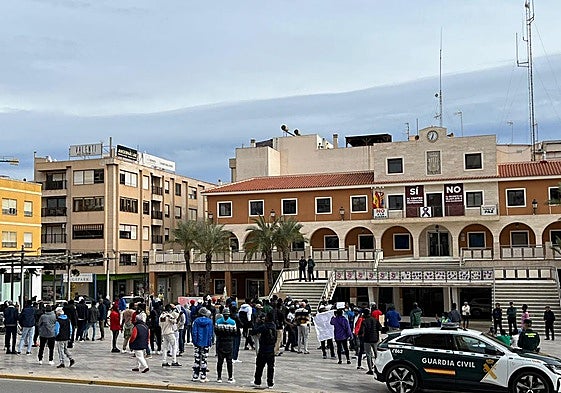 Participantes en la protesta este miércoles en Guardamar.