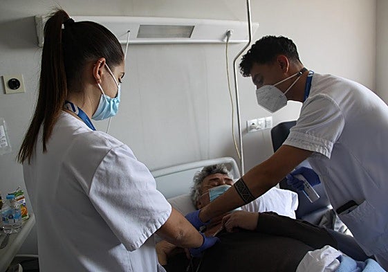 Estudiantes realizando prácticas de Medicina.