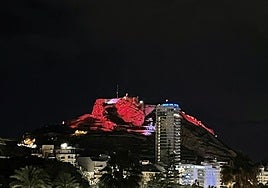 El castillo de Santa Bárbara, iluminado de rojo carmesí por el cumpleaños de Felipe VI.