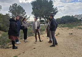 Imagen de la reunión entre miembros del Ayuntamiento y el nuevo inspector de educación.