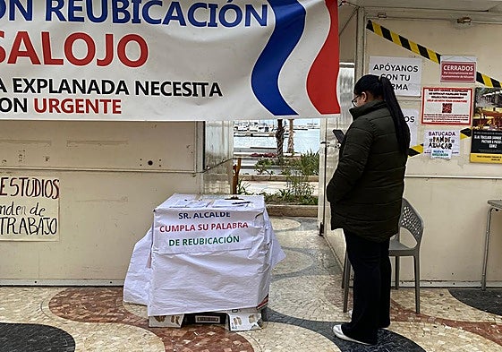 Comerciantes en el puesto de recogida de firmas.