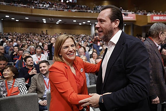 El diputado socialista y ministro de Transportes Óscar Puente (d) y la delegada del Gobierno en la Comunitat Valenciana, Pilar Bernabé.