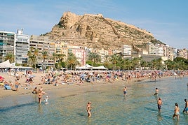 Playa del Postiguet durante un día de verano.