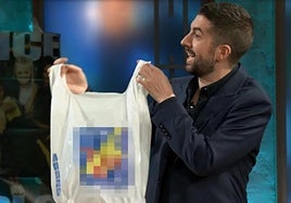 Broncano muestra la bolsa de la carnicería Tani de Villena.