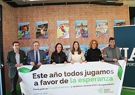 Representantes de la UA y de la Asociación Española contra el Cáncer mostraron su apoyo a la iniciativa durante la presentación de los equipos federados de la UA.