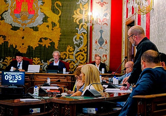 Manolo Copé en primer plano y Luis Barcala al fondo en el Pleno de septiembre de 2024.