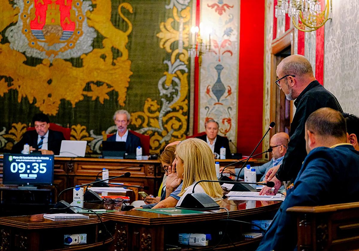 Manolo Copé en primer plano y Luis Barcala al fondo en el Pleno de septiembre de 2024.