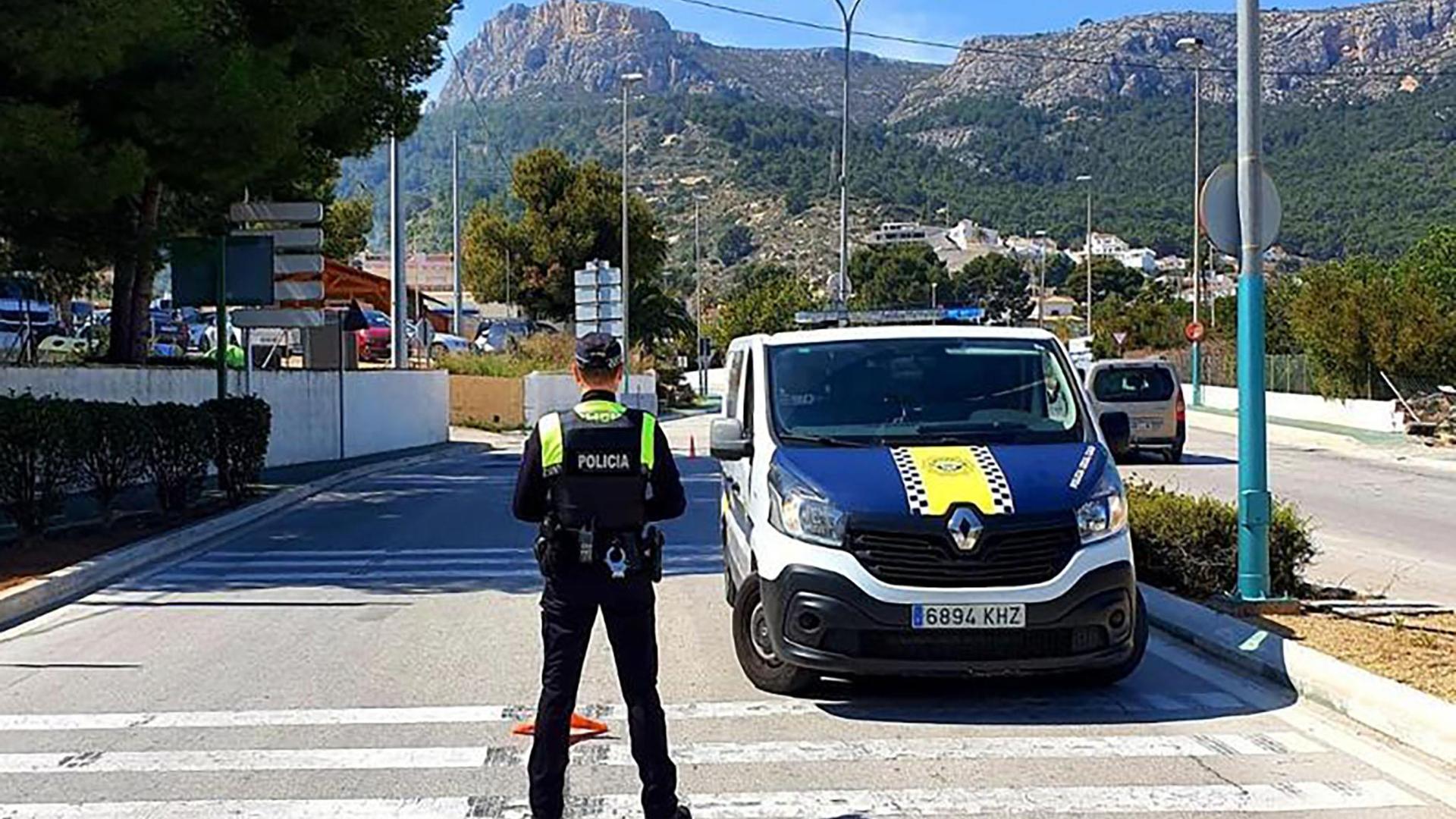 Imagen principal - Las constructoras alicantinas estallan contra el «abuso» del Gobierno en la adjudicación de obras públicas