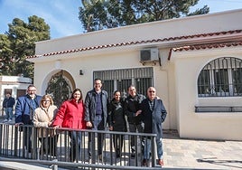 Representantes del Ayuntamiento y la AECC de Elda, frente a la nueva sede.