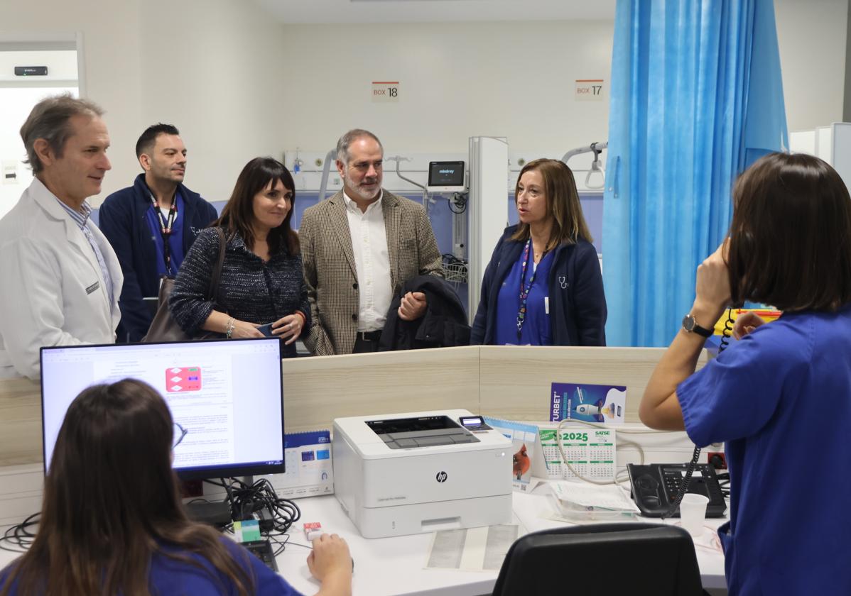 Visita a las urgencias del Hospital de Sant Joan por parte de los representantes del Ayuntamiento.