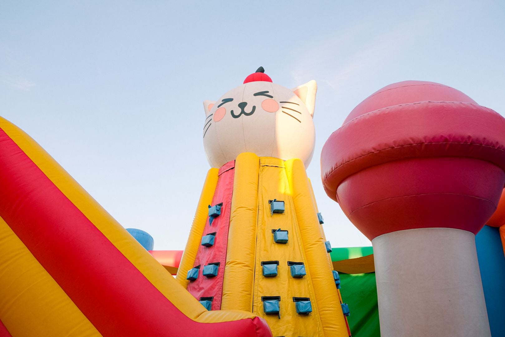 El parque hinchable más grande del mundo ya está en Alicante