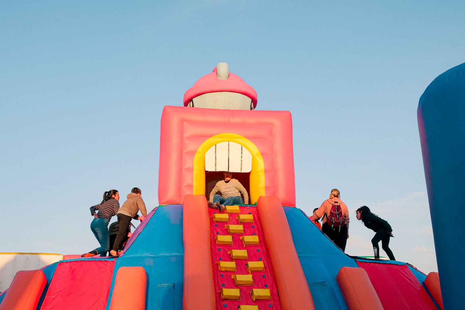 El parque hinchable más grande del mundo ya está en Alicante