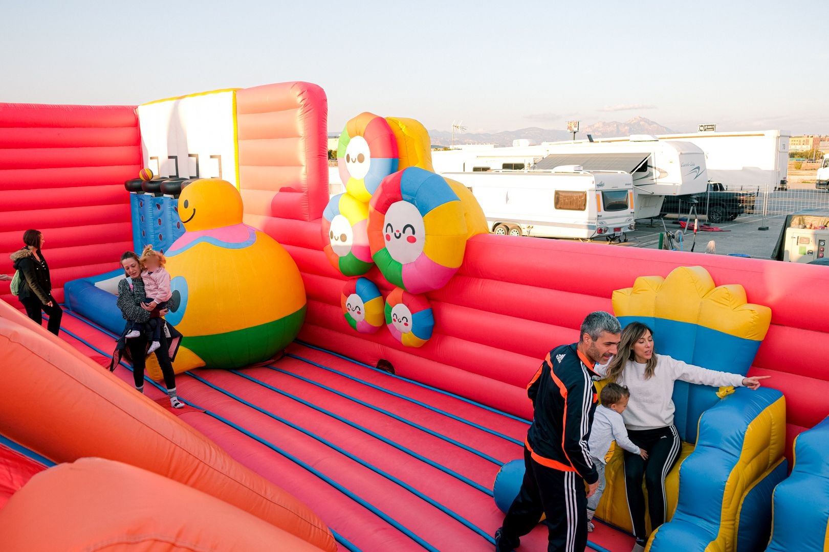 El parque hinchable más grande del mundo ya está en Alicante