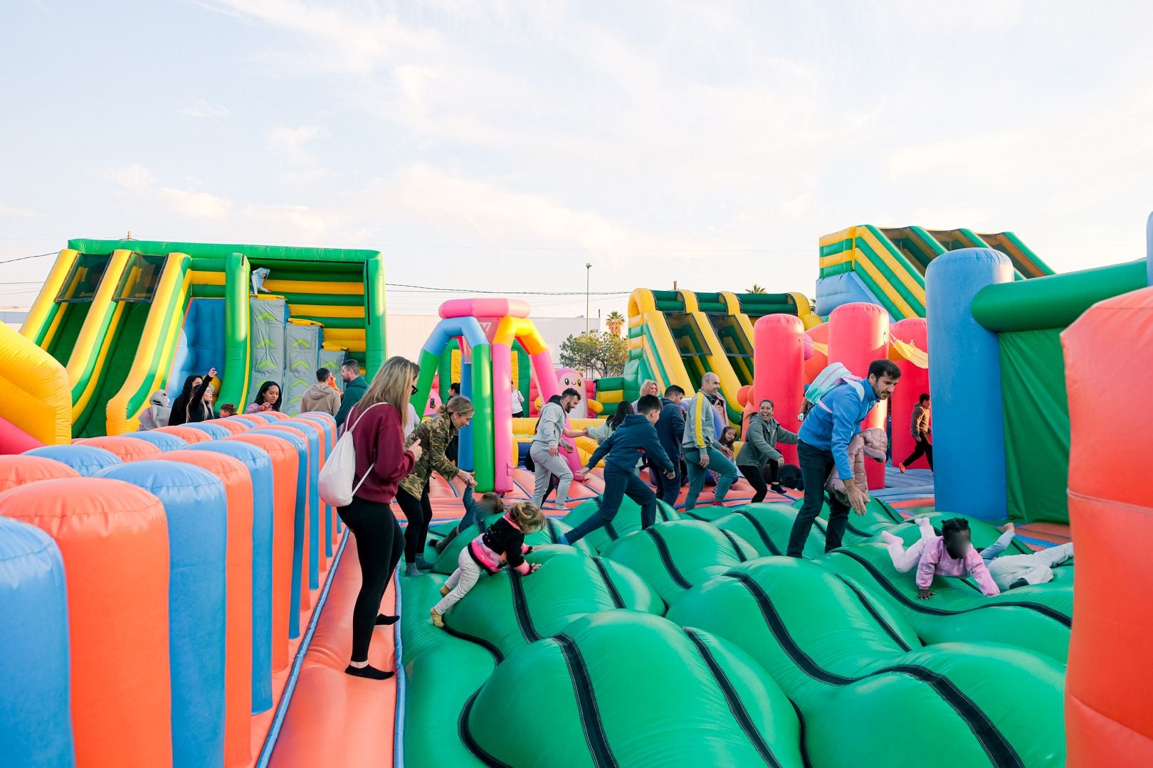 El parque hinchable más grande del mundo ya está en Alicante