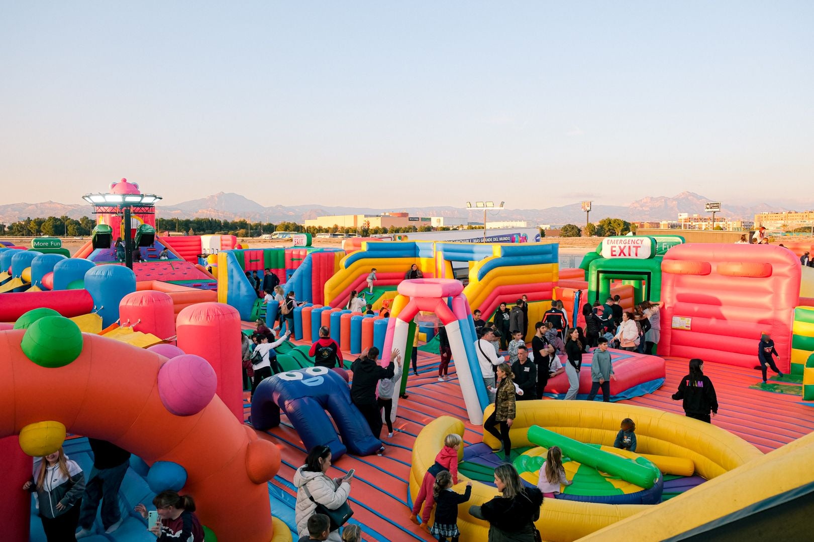 El parque hinchable más grande del mundo ya está en Alicante