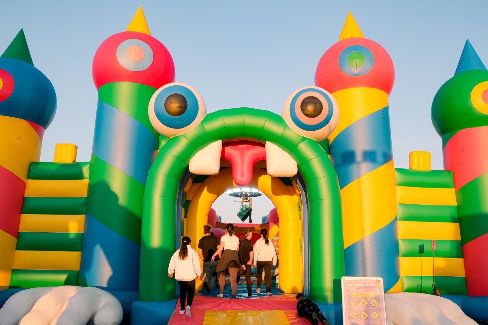 El parque hinchable más grande del mundo ya está en Alicante