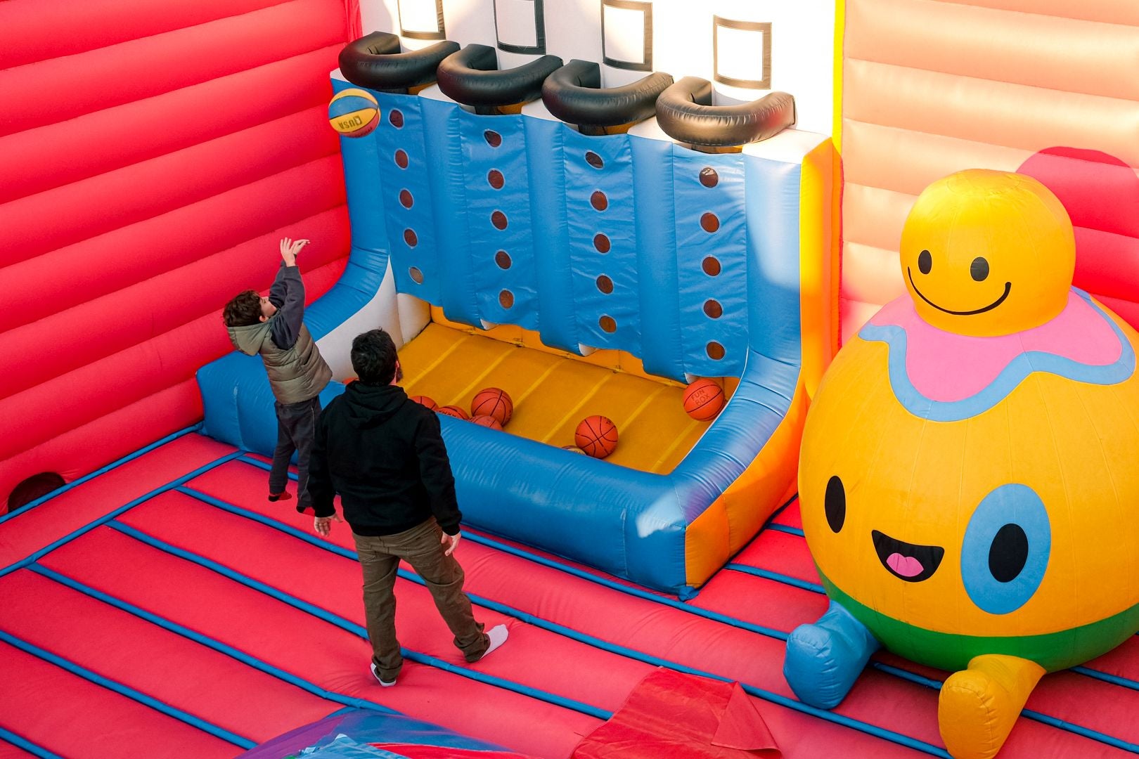 El parque hinchable más grande del mundo ya está en Alicante