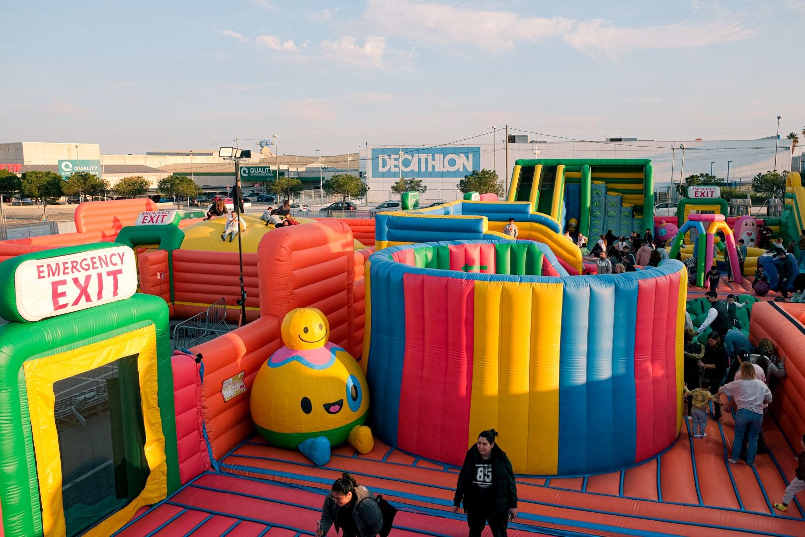 El parque hinchable más grande del mundo ya está en Alicante