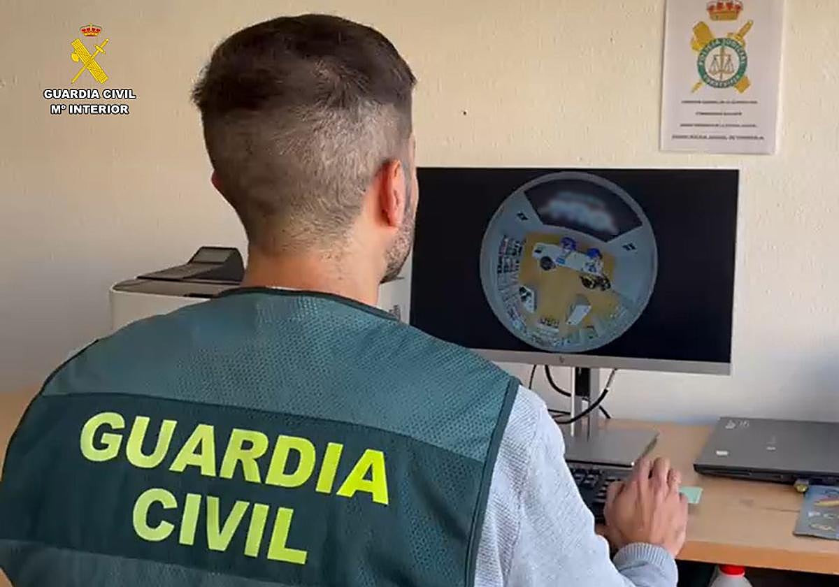 Un investigador de la 'Operación Tracey24'.