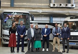 Las autoridades, con algunos modelos de autocaravanas, en la feria.