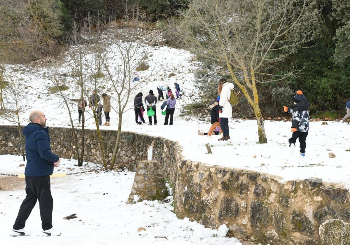 Personas disfrutan de la nieve en Alicante.